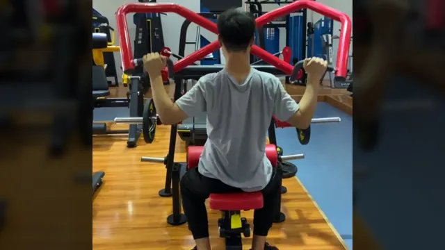 Seated Lat Pulldown Machine