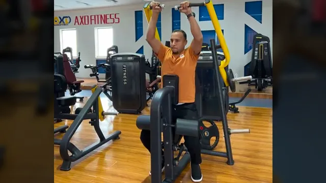 Seated Lat Pulldown Machine (Independent Arms)