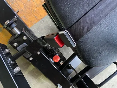 Adjustable distance between the seat cushion and the footrest